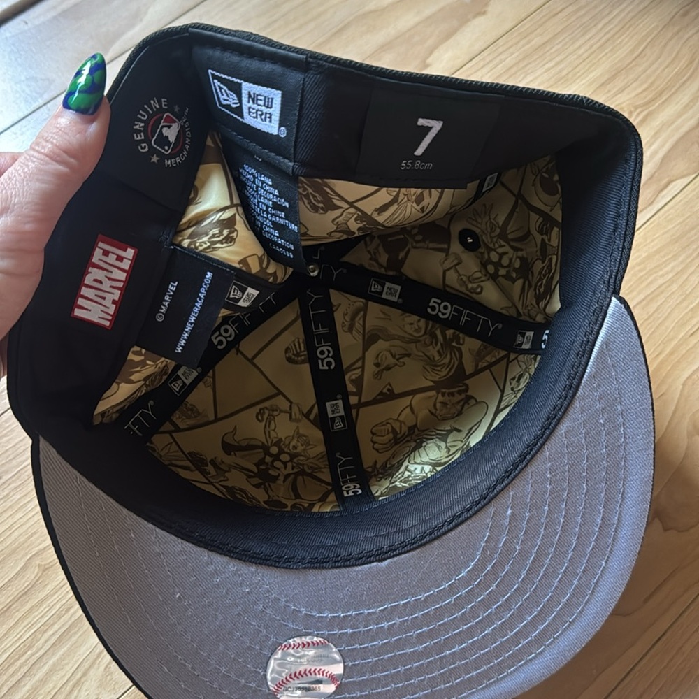 Black Cap with Gold LA Logo - Picture 4 of 4